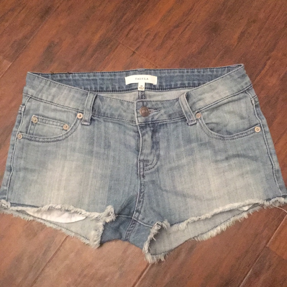Talula light wash denim shorts. Size: 26